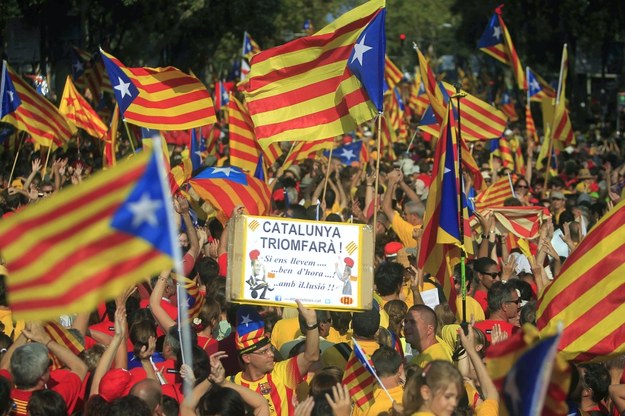 Katalończycy na ulicach Barcelony /MARTA PEREZ (PAP/EPA) /PAP/EPA