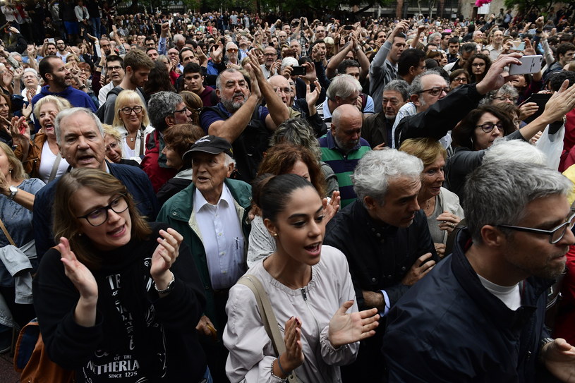 Katalończycy tłumnie gromadzą się przed lokalami wyborczymi /AFP