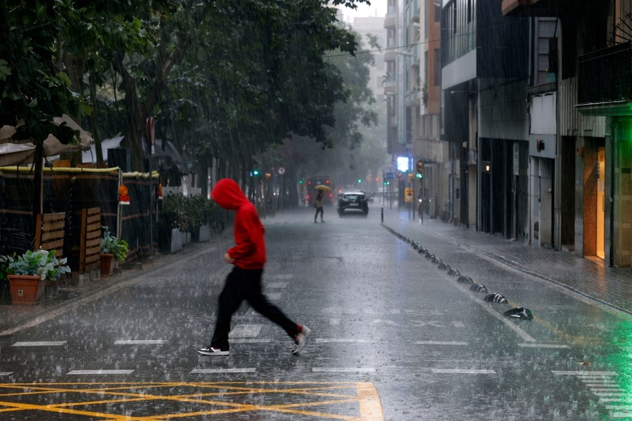Katalonia zmagała się z intensywnymi opadami deszczu /ALBERTO ESTEVEZ /PAP/EPA