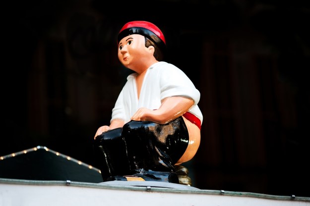 Kataloński caganer ma czerwona czapkę, białą koszulę, ściągnięte spodnie i wypięte pośladki /Shutterstock