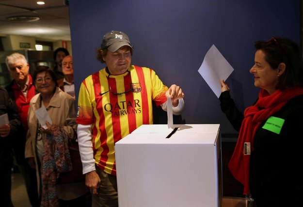 Katalońskie głosowanie nie było wiążące, a zdaniem rządu Hiszpanii - naruszało prawo /TONI ALBIR /PAP/EPA
