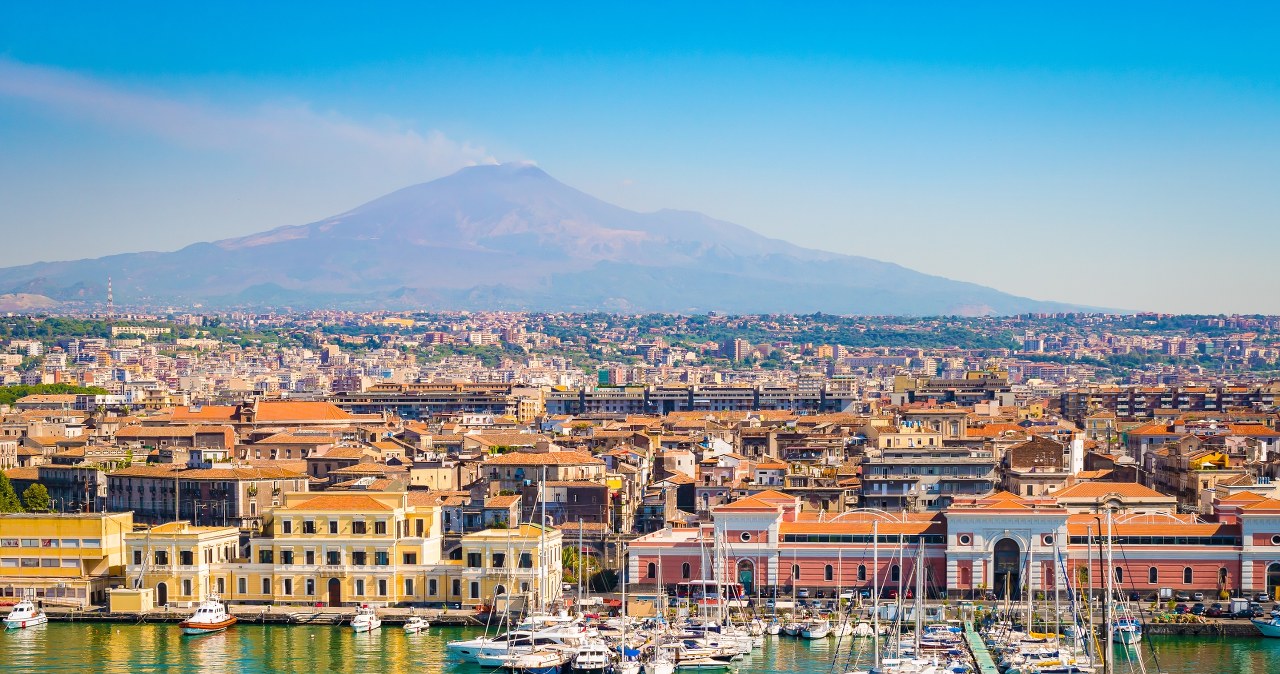 Katania to piękne miasto, położone na wschodnim wybrzeżu Sycylii. Czy warto je zwiedzić? /Pixel