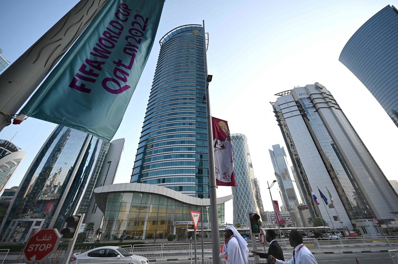 Katar czeka już na mundial. Miasto udekorowane flagami przypominającymi o turnieju /AFP/GABRIEL BOUYS/ /AFP