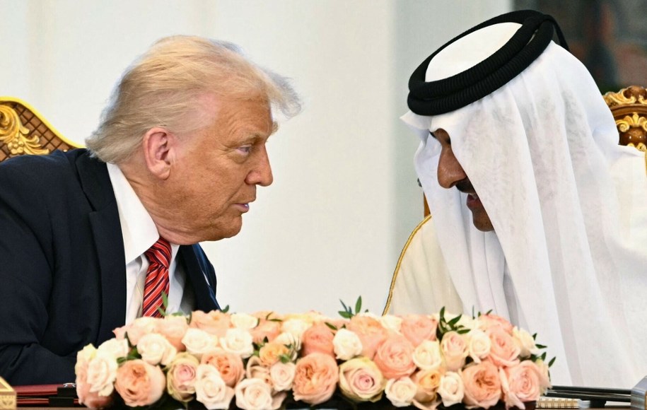 Katar grozi Stanom Zjednoczonym; na zdjęciu prezydent USA Donald Trump i emir Kataru Tamim ibn Hamad Al Sani /BRENDAN SMIALOWSKI/AFP /East News
