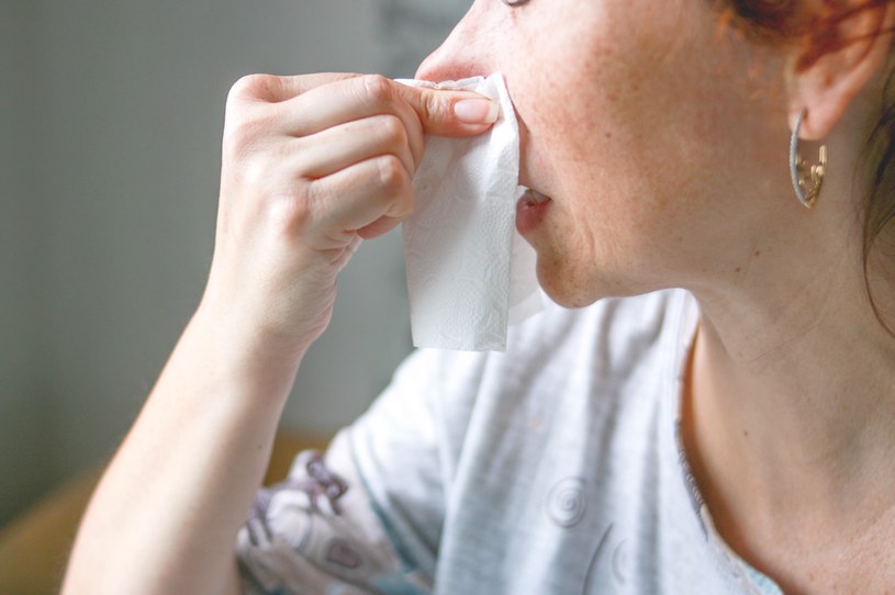 Katar typowy dla alergii jest wodnisty, łączy się z wielokrotnym kichaniem, a także uczuciem "lania się" z nosa /123RF/PICSEL