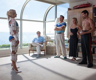 Katarina Čas, Jonah Hill, Leonardo DiCaprio, Margot Robbie i Jon Bernthal w scenie z filmu "Wilk z Wall Street"
