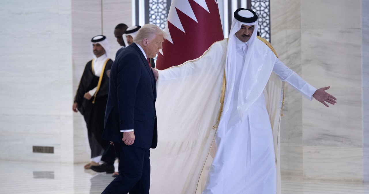 Katarski Emir Sheikh Tamim bin Hamad al-Thani i prezydent Donald Trump /BRENDAN SMIALOWSKIAFP /AFP