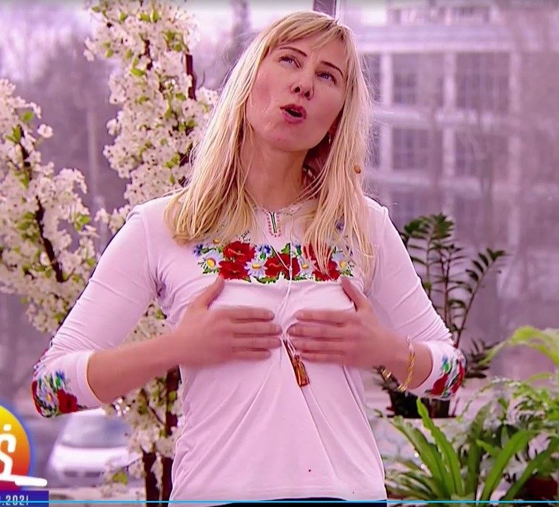 Katarzyna Anna Mołek wykonująca ćwiczenia na piersi; screen z "Pytanie na śniadanie" TVP /&nbsp;