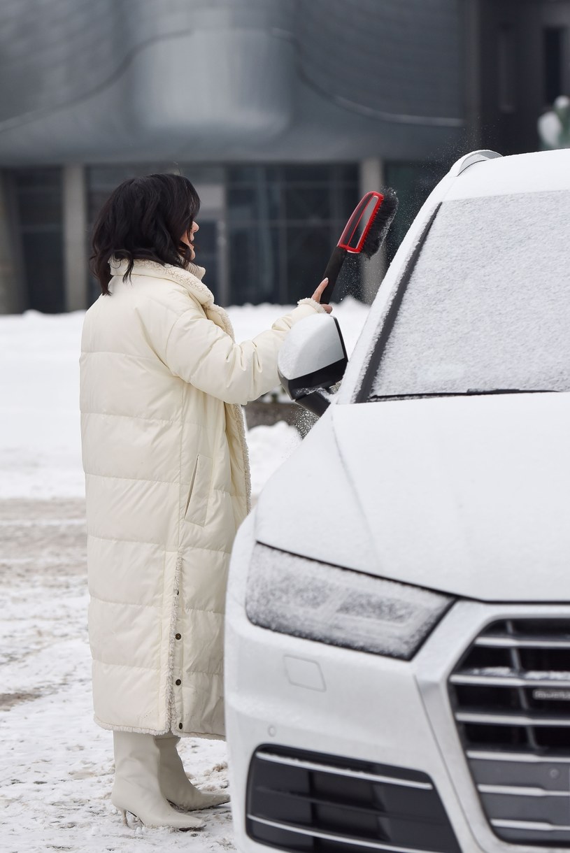 Katarzyna Cichopek dzielnie walczyła z odśnieżaniem swojego białego jak śnieg Audi /pomponik exclusive