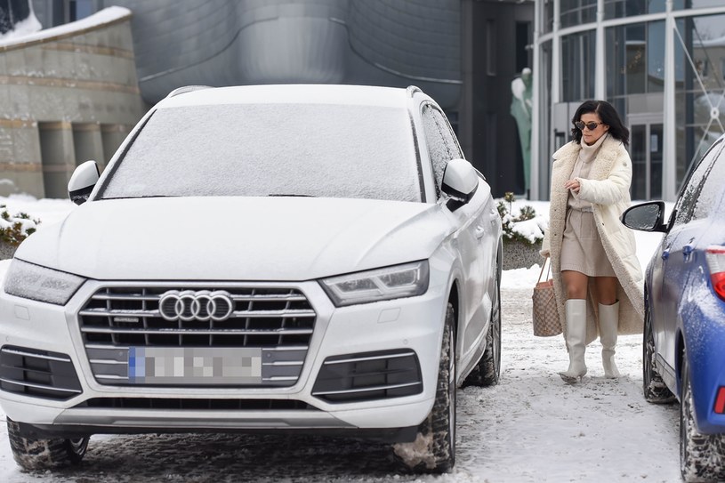 Katarzyna Cichopek pod TVP musiała sama odśnieżyć swoje białe jak śnieg Audi /pomponik exclusive