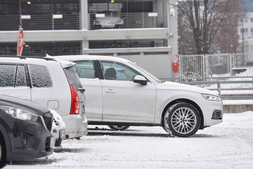 Katarzyna Cichopek swoim białym Audi odjeżdża w siną dal /pomponik exclusive