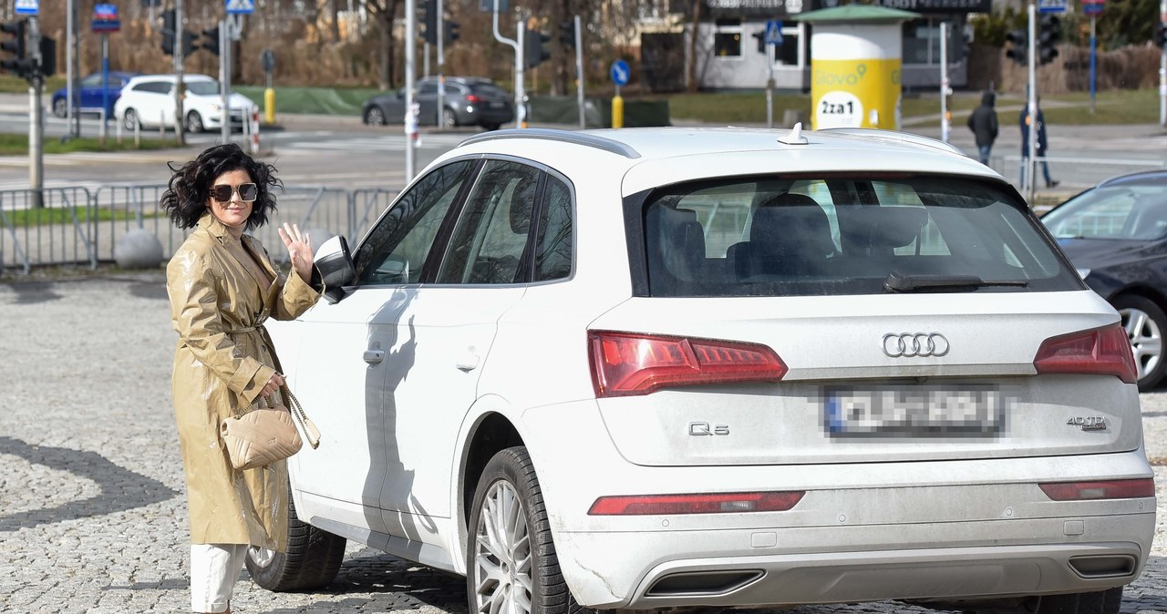 Katarzyna Cichopek zawinięta jak cukierek wychodzi SAMA z TVP /pomponik exclusive