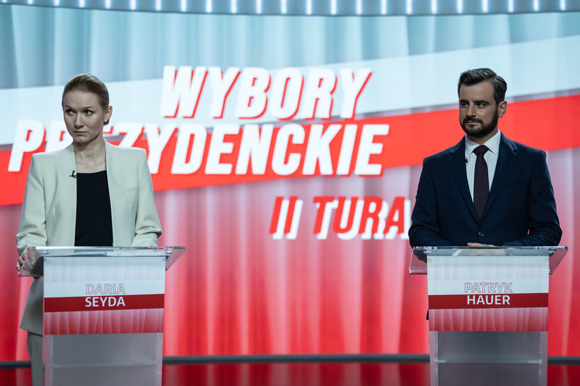 Katarzyna Dąbrowska i Antoni Pawlicki w serialu "Wotum nieufności" /Polsat