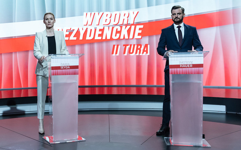Katarzyna Dąbrowska i Antoni Pawlicki w serialu "Wotum nieufności" /Polsat