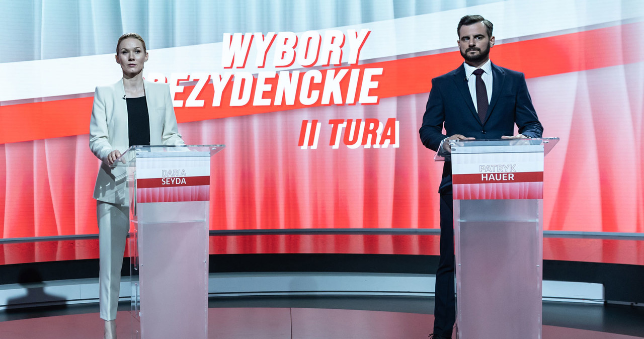 Katarzyna Dąbrowska i Antoni Pawlicki w serialu "Wotum nieufności" /Polsat