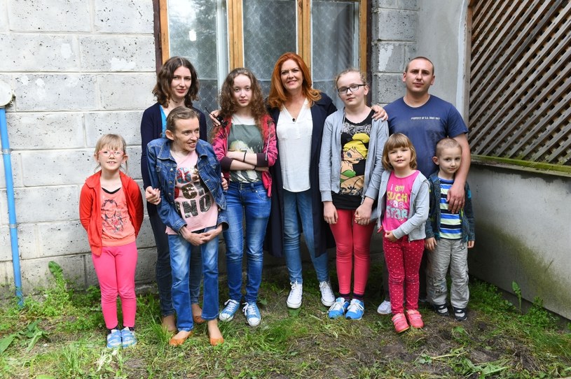 Katarzyna Dowbor z jedną z rodzin biorących udział w programie "Nasz nowy dom" /Polsat