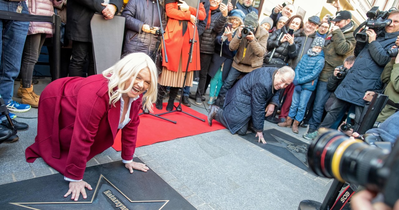 Katarzyna Figura pozuje do zdjęć przy odsłoniętej gwieździe z jej nazwiskiem w Łódzkiej Alei Gwiazd /Grzegorz Michałowski /PAP