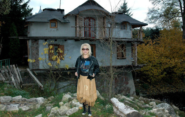 Katarzyna Gaertner przed swoim domem /Marek Gorecki /East News