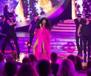 Katarzyna Glinka zmieniła się w Donnę Summer w przeboju znajdującym się w zestawie obowiązkowym na wszystkich tanecznych imprezach i prywatkach "Hot Stuff". - Rozbawić jest o wiele trudniej niż zagrać taką pompatyczną rolę. Tutaj ci się udało, bo rzeczywiście przez cały utwór się świetnie bawiłem. A poza tym przeniosłaś mnie w cudown

 