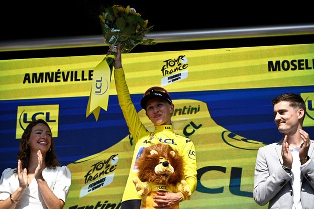 Katarzyna Niewiadoma w żółtej koszulce liderki Tour de France /JULIEN DE ROSA/AFP/East News /PAP