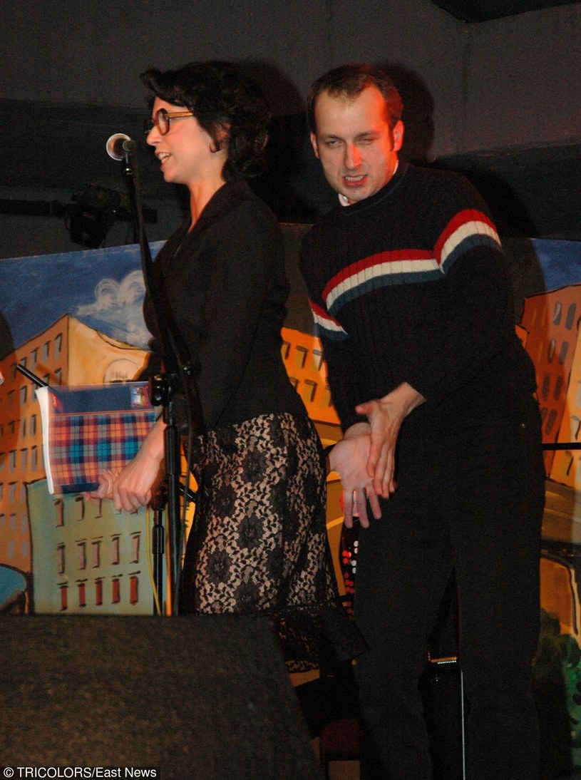 Katarzyna Pakosinska i Robert Górski podczas występu Kabaretu Moralnego Niepokoju w 2005 roku /Tricolors /East News