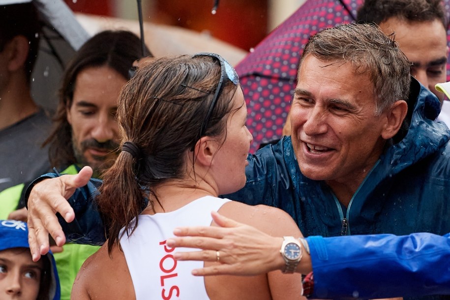 Katarzyna Zdziebło i były mistrz olimpijski Robert Korzeniowski na mecie chodu kobiet na 20 km /Adam Warżawa /PAP