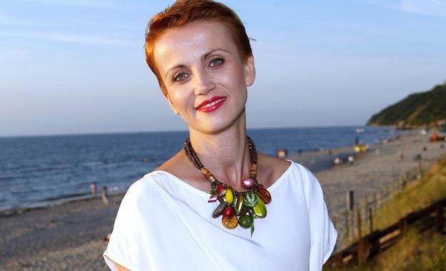 Katarzyna Zielińska nie może opędzić się od mężczyzn - na razie w serialu "Barwy szczęścia" /AKPA