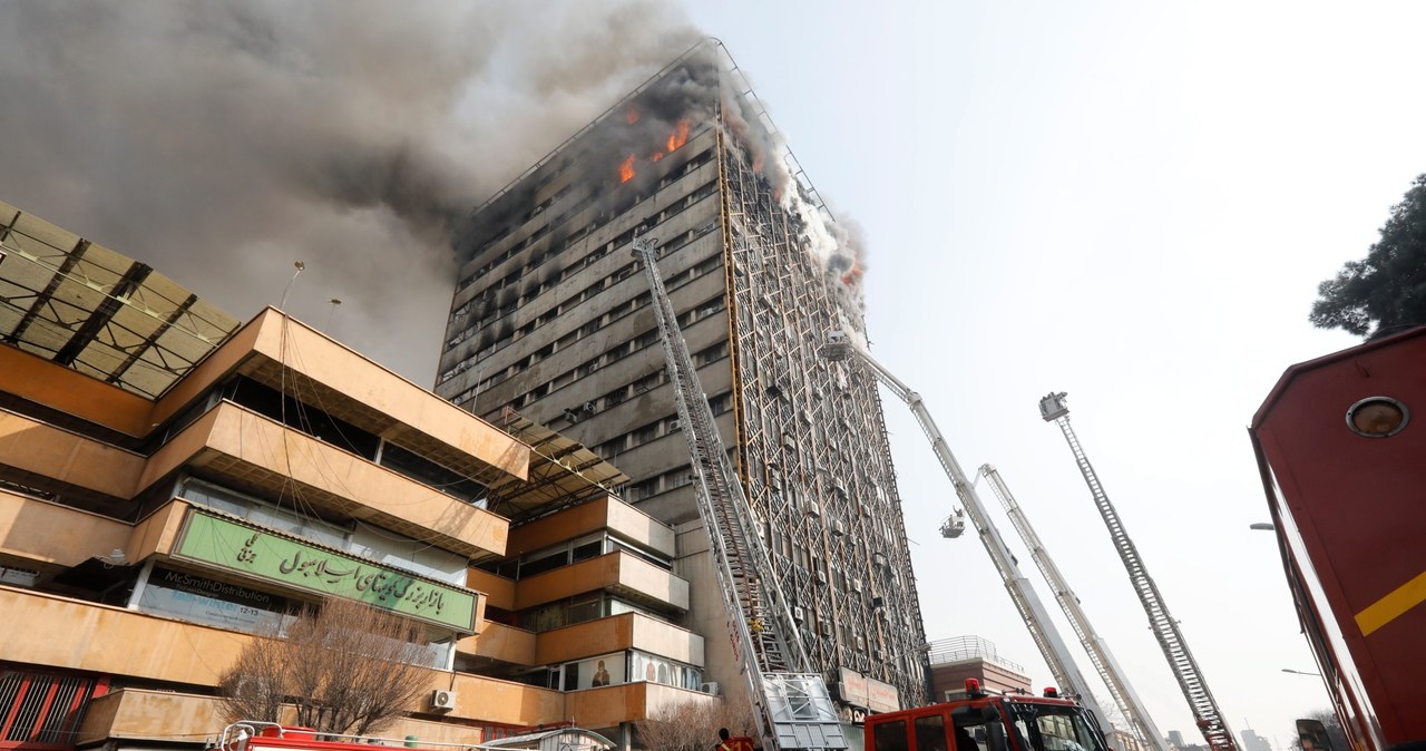 Katastrofa budowlana w Teheranie. Zginęło 30 strażaków