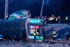 Katastrofa dwóch pociągów - strażacy przeszukują wagony
