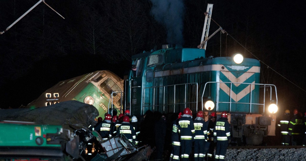 Katastrofa dwóch pociągów - strażacy przeszukują wagony