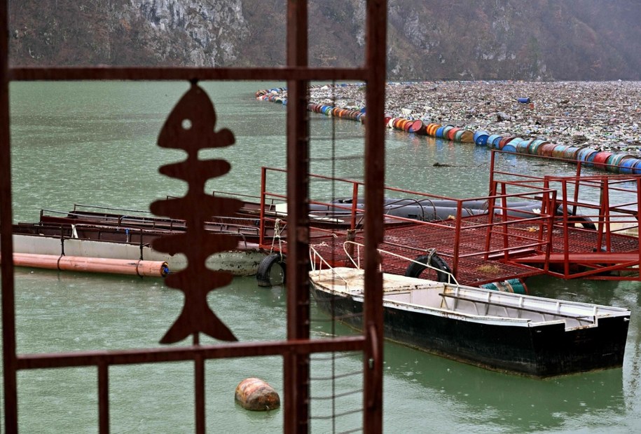 Katastrofa ekologiczna w Bośni. Tysiące ton śmieci blokuje rzekę Drinę /ELVIS BARUKCIC /AFP/EAST NEWS