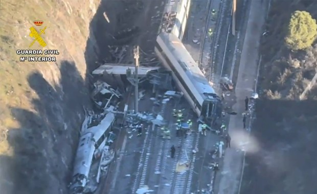 Katastrofa kolejowa w Hiszpanii. Eksperci badają dwie hipotezy