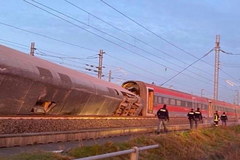 Katastrofa kolejowa w pobliżu Mediolanu: Dwie osoby nie żyją