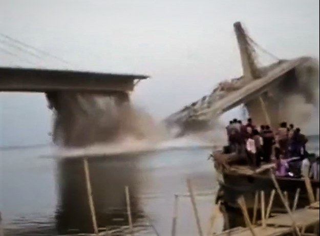 Katastrofa mostu nad Gangesem (fot. Twitter/@AJEnglish) /