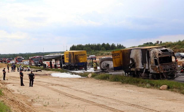 Katastrofa na krajowej "1" w Bogusławicach: Jest zarzut dla kierowcy cysterny. "Zauważył w lusterku, że coś się dzieje z jego autem"