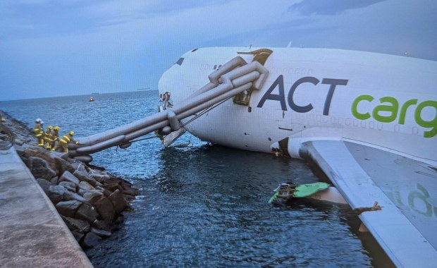 Katastrofa na lotnisku, samolot wpadł do morza. Są zabici