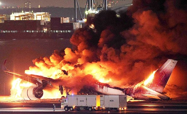 Katastrofa na lotnisku w Tokio. Zderzyły się dwa samoloty [WIDEO]