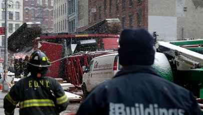 Katastrofa na Manhattanie. Dźwig przewrócił się na auta