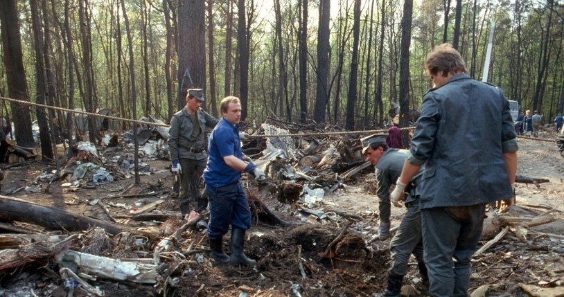 Katastrofa samolotu Ił-62 w Lesie Kabackim. Milicjanci przeszukują miejsce katastrofy. /Wojciech Druszcz /East News /East News