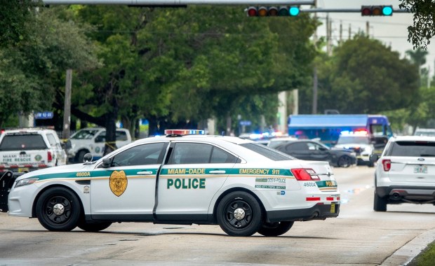 Katastrofa samolotu w USA. Spadł na drogę, części trafiły w auta