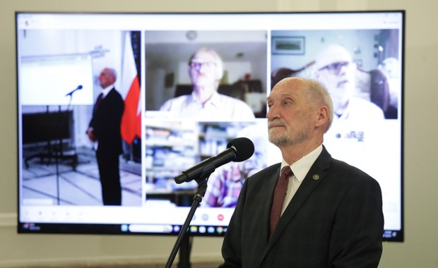 Katastrofa smoleńska: Macierewicz przedstawia nowe materiały