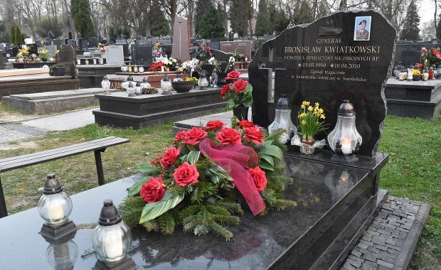 Katastrofa smoleńska: Szczątki ośmiu osób w trumnie generała Kwiatkowskiego