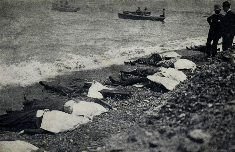 Katastrofa statku wycieczkowego General Slocum w Nowym Jorku. Martwe ciała wyłowione na brzegu wyspy North Brother Island na East River/ 15 czerwca 1904 r. /Everett Collection /Agencja FORUM