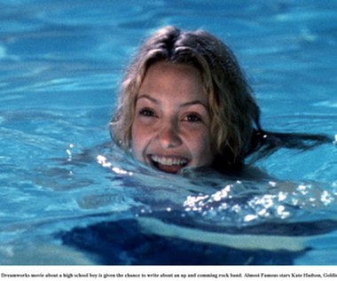 Kate Hudson debiutowała na ekranie w wieku 19 lat w filmie "Desert Blue". Rok później miała na swoim koncie już kilka premier, w tym "Doktora T. i kobiety" w reżyserii Roberta Altmana. Przełomowa okazała się jej rola w filmie "U progu sławy" Camerona Crowe’a z 2000 roku. Hudson wcieliła się w przywódczynię groupies, które podążają za zespołem rockowym Stillwater.

„Kate emanuje erotyzmem, urokiem osobistym, pewnością siebie i niezwykłą wrażliwością. Kamera ją kocha, a widzowie nie będą mogli oderwać od niej oczu. Kate po mistrzowsku ukazała uczucia młodej dziewczyny zakochanej w gwiazdorze rocka, który przy całej swej charyzmie potrafi być strasznym egoistą" – mówił reżyser filmu.

Aktorka odrzuciła kilka ról głównych, by zagrać w "U progu sławy". Ryzyko opłaciło się – film okazało się ogromnym sukcesem, a Hudson otrzymała Złoty Glob i nominację do Oscara za rolę drugoplanową.