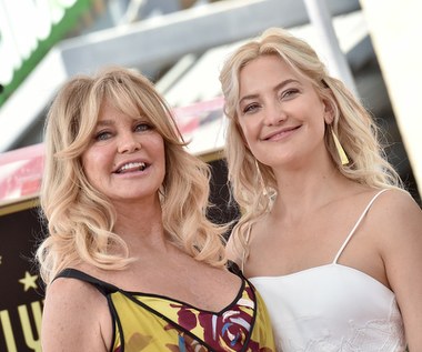 Kate Hudson to córka znanej aktorki Goldie Hawn i jej ówczesnego męża Billa Hudsona. Jej rodzice rozwiedli się, gdy miała niespełna 2 lata, a wychowywaniem Kate zajął się partner Goldie - inny znany aktor, Kurt Russell.

 "To mama nauczyła mnie akceptować siebie taką, jaką jestem. Gdy zaczęłam dojrzewać, cała rodzina świętowała to ze mną. Dzięki temu stałam się odporna na nieosiągalne standardy estetyczne Hollywood. I tę umiejętność akceptacji siebie chciałabym przekazać swoim dzieciom" - powiedziała Kate Hudson w jednym z wywiadów.