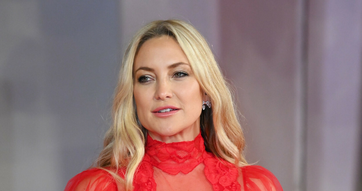 Kate Hudson pokazała się topless! W samych majtkach raczyła się kawką... -  pomponik.pl