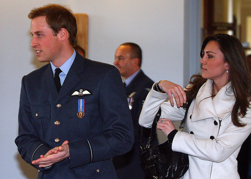 Kate i książę William pierwszy raz pokazali się publicznie po rozstaniu. Przyszła księżna miała na sobie dwurzędowy biały płaszcz /Anwar Hussein /Getty Images