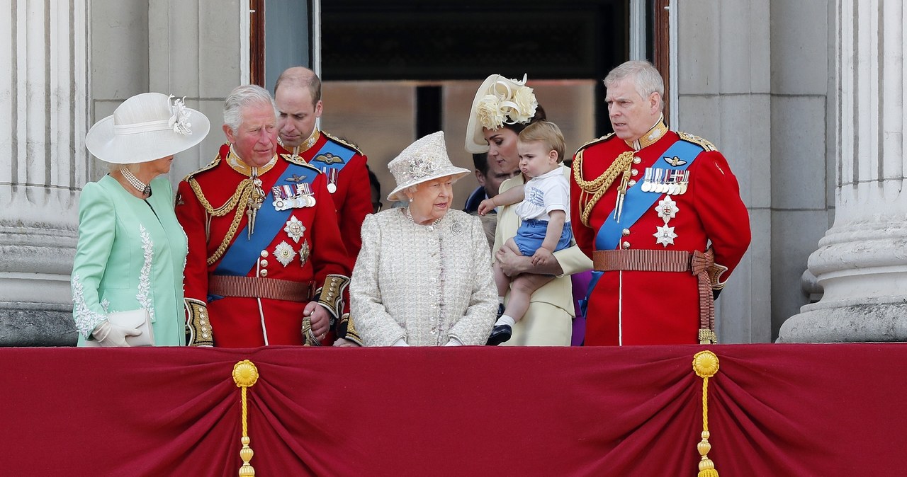 Kate i William z małym Louisem i innymi członkami rodziny /Frank Augstein /East News