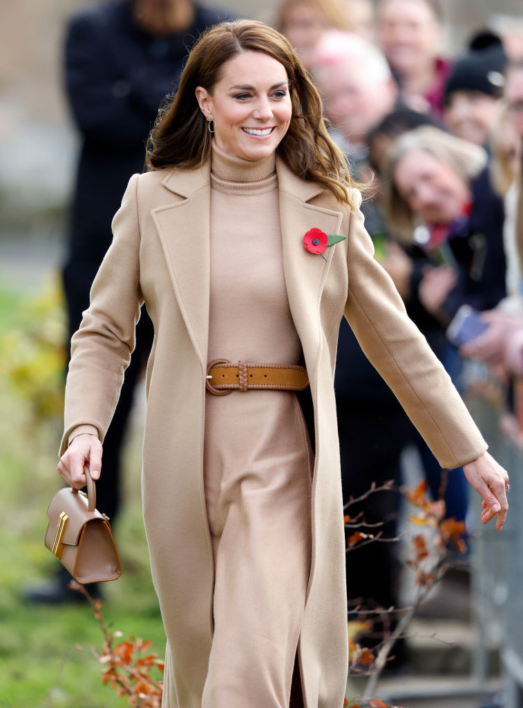 Kate Middleton często stawia na minimalistyczne i monochromatyczne zestawienia. Kocha dzianinowe sukienki / Max Mumby/Indigo / Contributor /Getty Images