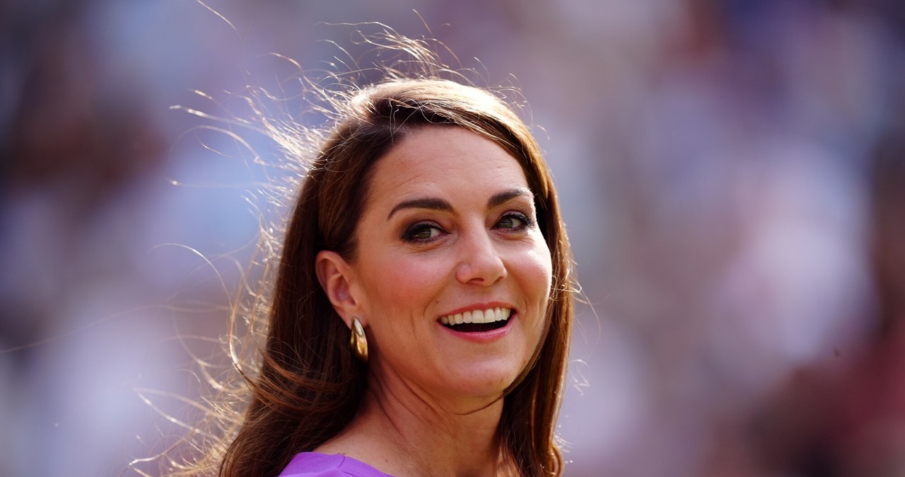 Kate Middleton miała zacząć stosować olejek z dzikiej róży, gdy była w ciąży z księżniczką Charlotte. Od tej pory używa go regularnie /Mike Egerton/Press Association/East News /East News